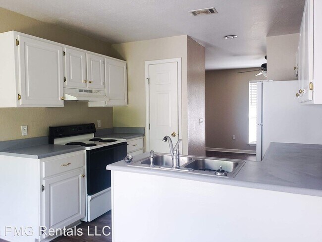 Building Photo - 2 br, 2 bath House - 900 Stephen Dr. #7