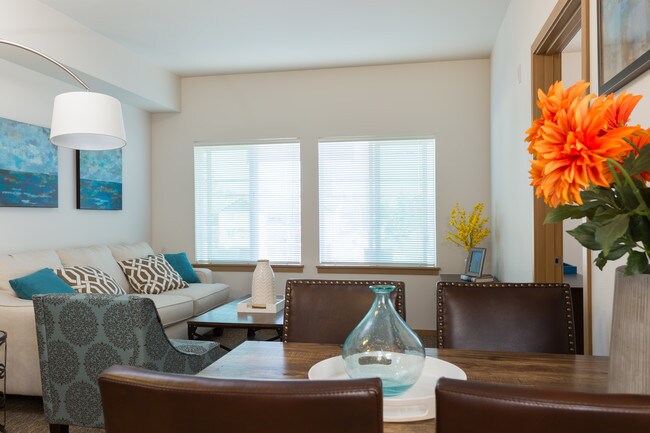 Relájese en su amplia sala de estar - Reserve at Everett for 55+ Active Seniors