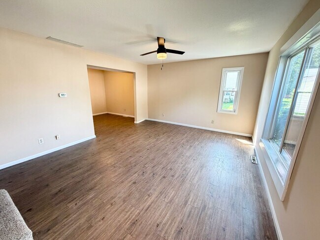 Building Photo - 706 Crescent Dr