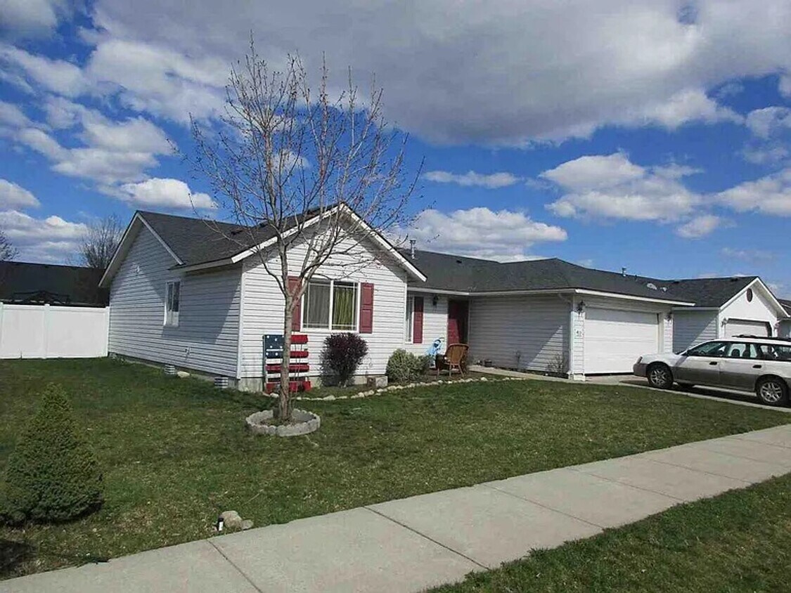 Primary Photo - For Rent: 3 Bedroom Single-Level Home in W...