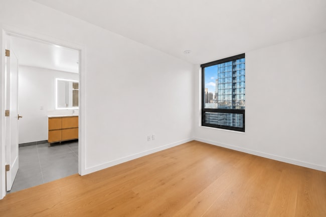 Building Photo - 2Bd/1.75Ba Seattle Condo