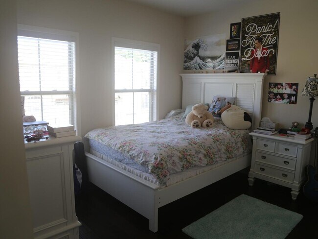 Building Photo - Luxury 4 Bedroom Townhome in gated communi...