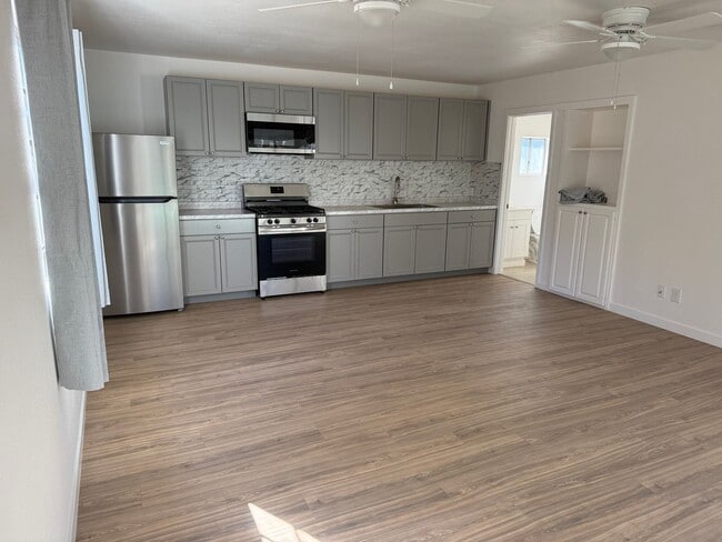 Foto del edificio - Totally remodeled guesthouse - available NOW