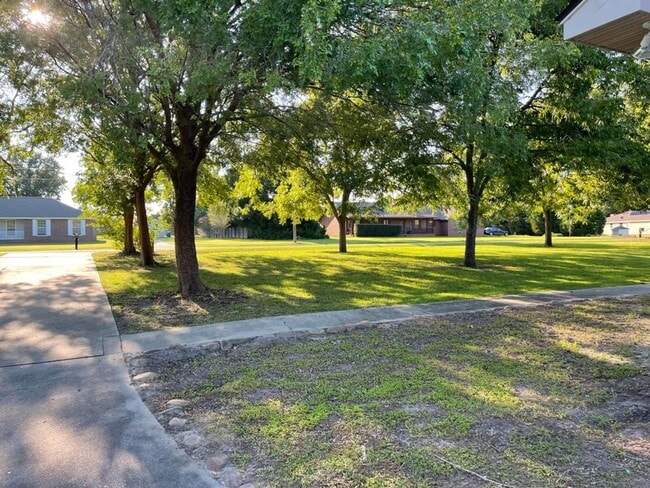 Foto del edificio - !!$500 off First months Rent!! Private 1-Acre Retreat with Pool, Screened Porch & Spacious Interior