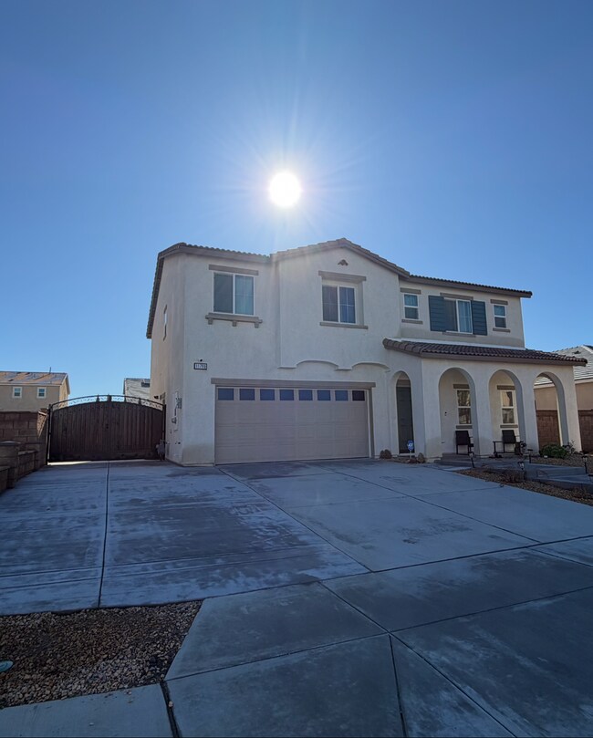 Foto del edificio - New Victorville 5 Bedroom + 3 Bathroom!