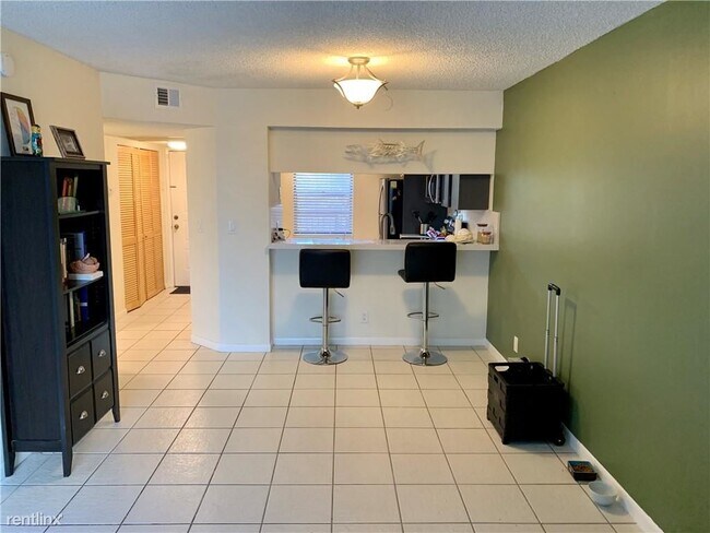 Foto del edificio - 2 br, 2 bath Condo - 10501 W Broward Blvd