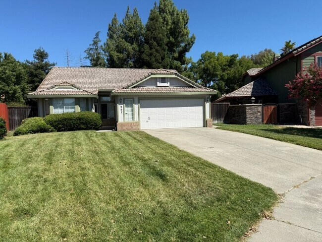 Foto del edificio - Modern 3 Bedroom 2 Bath One Story Browns Valley Vacaville *Star Rentals