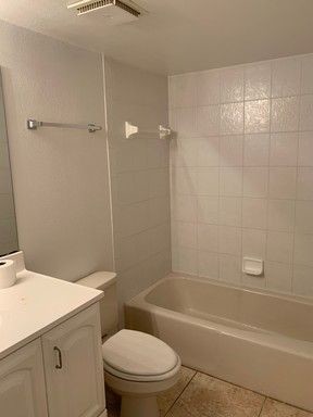 Building Photo - Spacious beachside townhouse