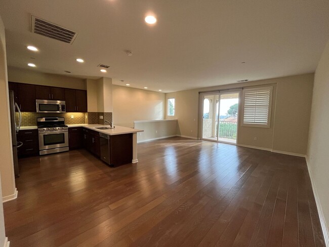 Foto del edificio - Upgraded 2+2 townhome, equipped w/all appl...