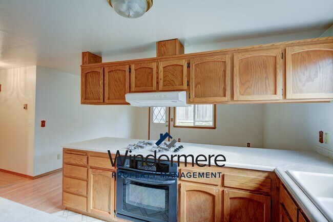 Building Photo - 3 Bed 2 Bath Home in Town!