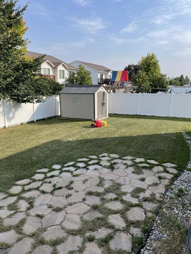 Building Photo - Stunning 5 bedroom 4 bathroom single famil...