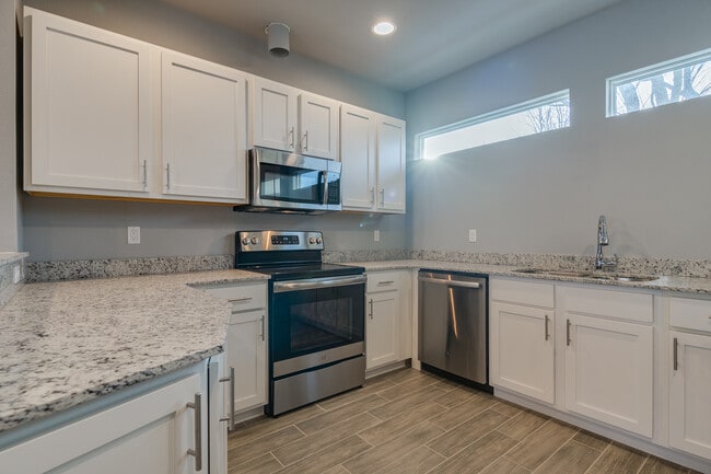 Building Photo - Hog Trough Luxury Townhomes of Fayetteville