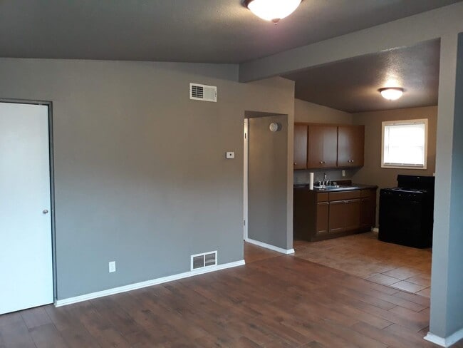 Building Photo - 3 Bedroom 1 Bath 1 Car Garage / Remodeled! Section 8 Welcomed!