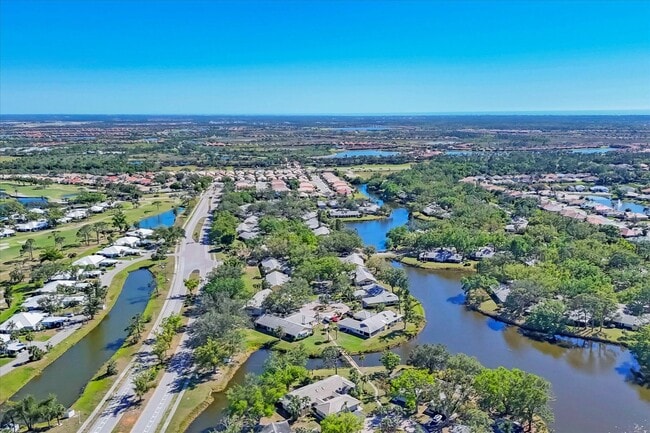 Foto del edificio - New Listing in The Plantation - 3BD/2BA/2CG Lakefront