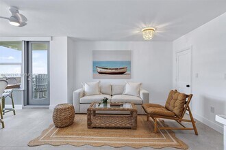 Building Photo - 2899 Collins Ave