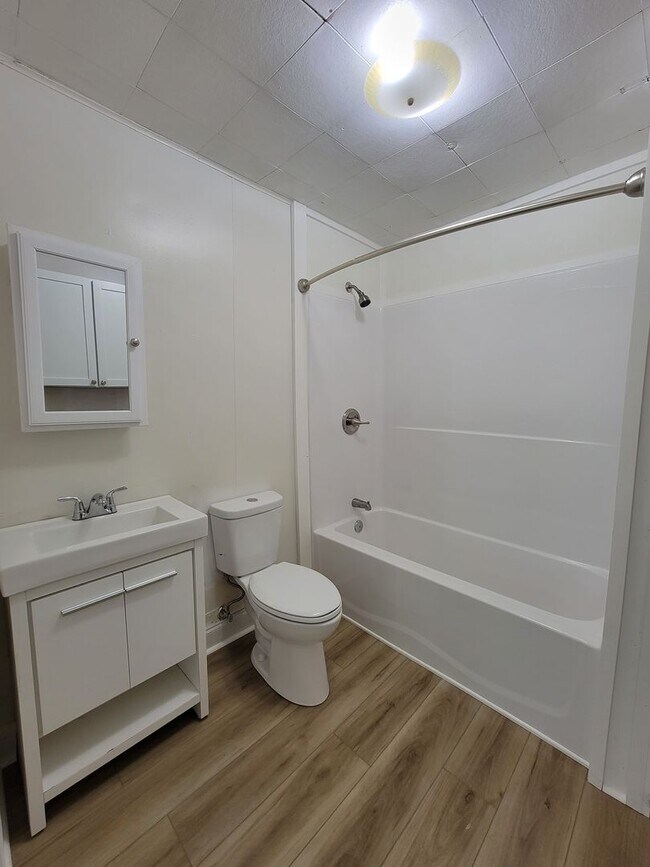 Foto del edificio - 3 Bedroom, 1 Bath, Available July 2026
