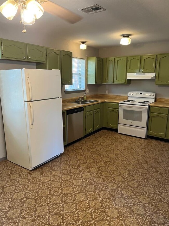 Building Photo - 705 Guadalimar St