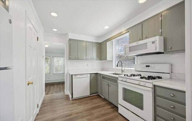 Building Photo - Bright and spacious 4-bedroom