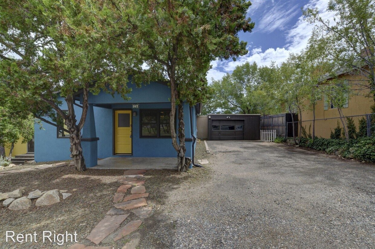 Foto principal - 2 br, 2 bath House - 207 Spring Street