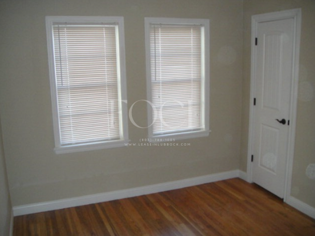 Building Photo - Beautiful Hardwood floors!  3/1/1 in the M...