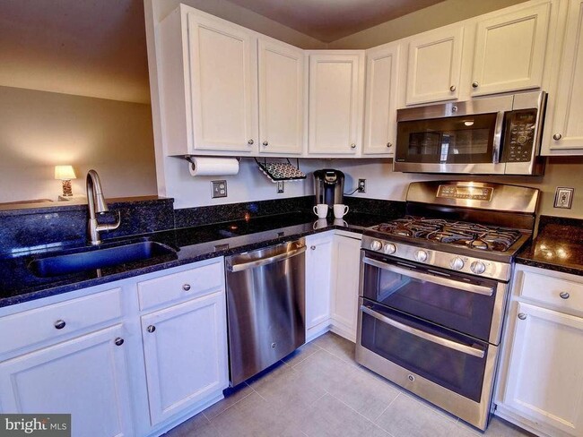 Kitchen - 501 Constellation Square SE
