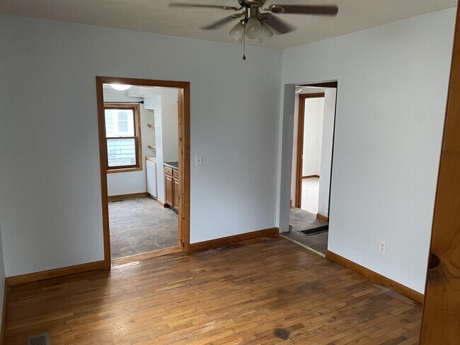 Building Photo - 400 W Willow St