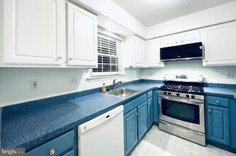 Building Photo - 3005 Creekside Ct