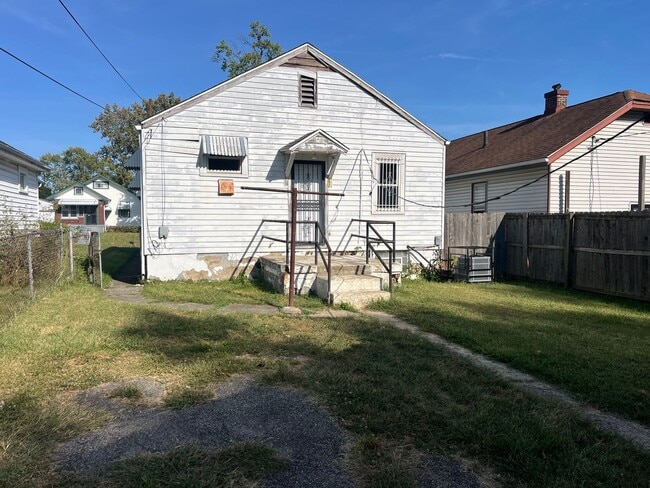 Building Photo - 2 bedrooms 1 bathroom house