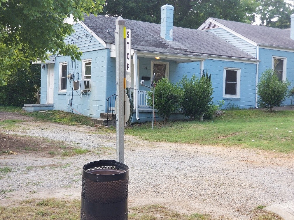 Primary Photo - 1114 Holmes St