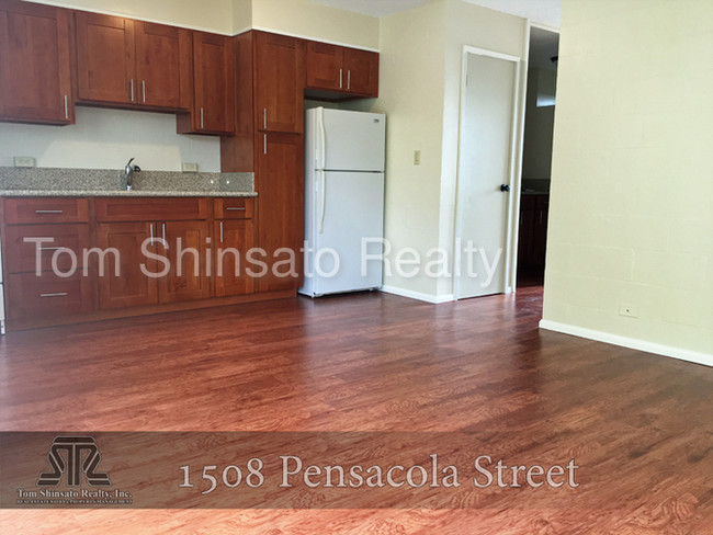 Building Photo - One Bedroom on Pensacola Street!