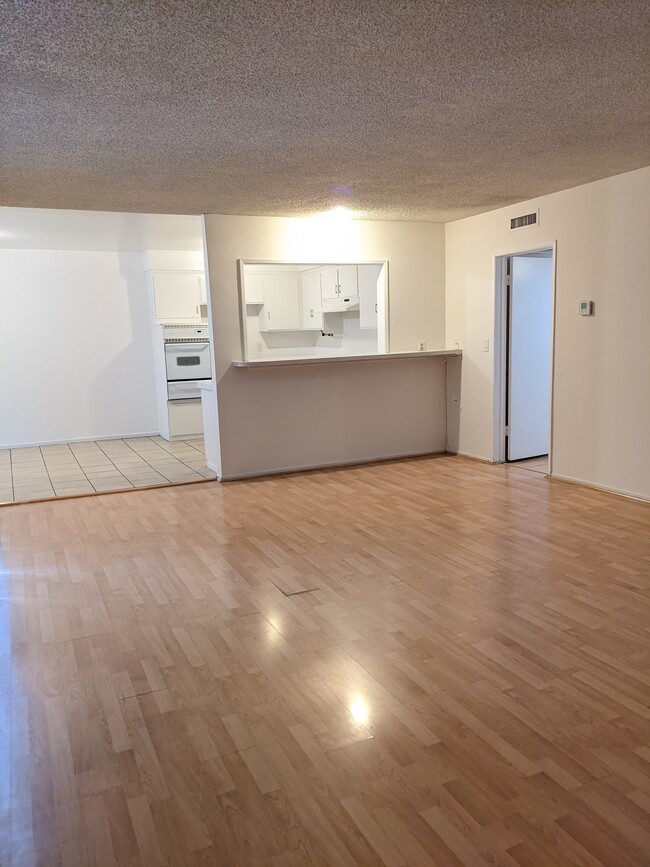 Foto del edificio - 330 E Dryden St
