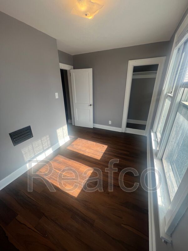 Foto del edificio - 289 N Burgess Ave