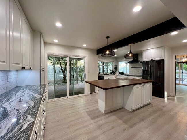 Building Photo - Hidden gem in the heart of Las Vegas
