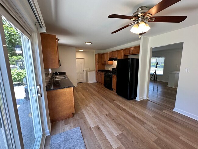 Building Photo - Impeccably Clean Warren Ranch!