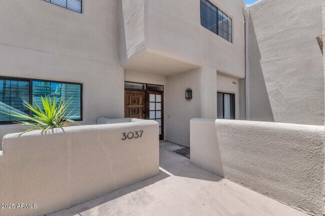 Foto del edificio - 3037 E Rose Ln