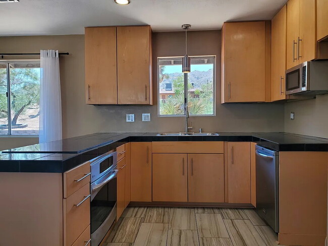 Building Photo - 60353 Latham Trail