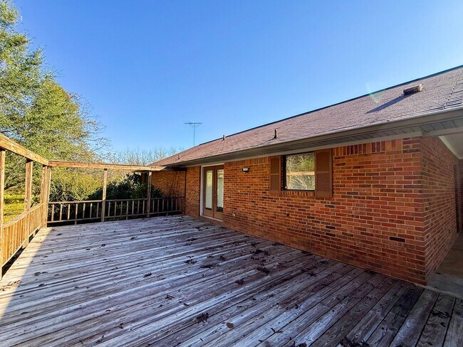 Foto del edificio - Newly repainted 3-bedroom, 2-bath home