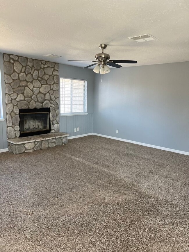 Foto del edificio - Please Contact Vaughn Realty Property MGMT To Set Up An APPT. (760)446-6561