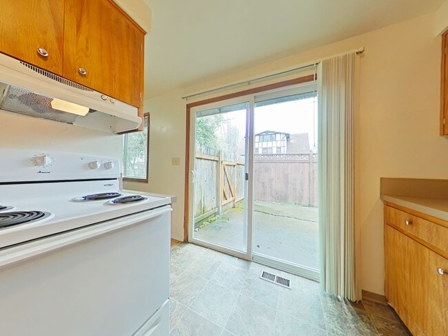 Building Photo - 2 Bedroom Duplex ~ Corvallis ~ Pet Friendly
