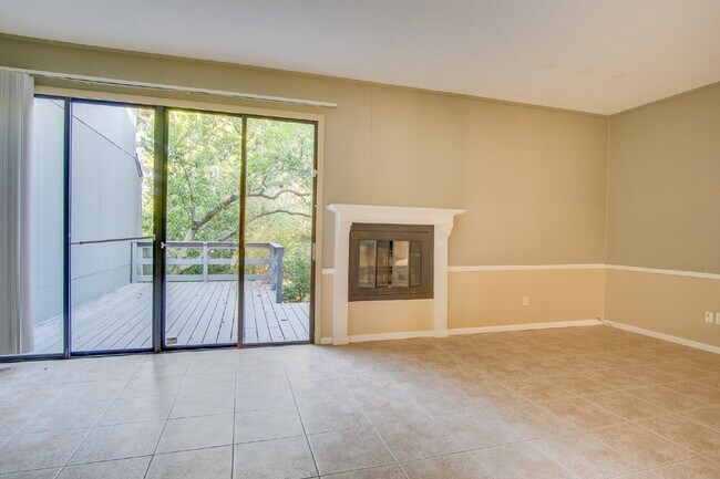 Building Photo - 2 Bedroom, 2.5 Bath Townhome with Easy Acc...