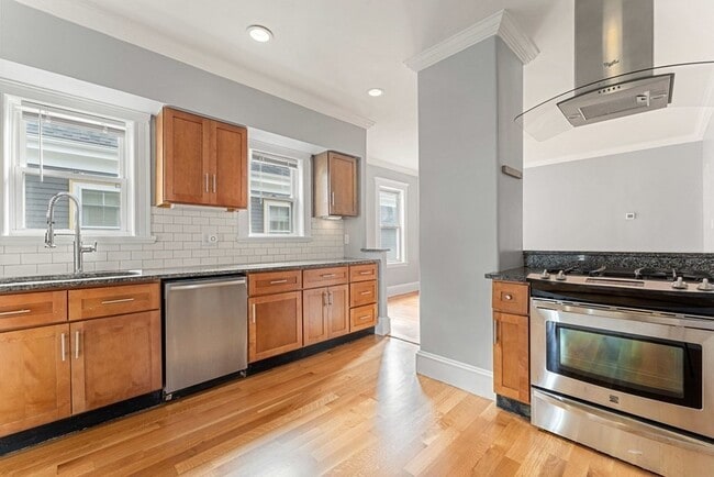 Building Photo - 12 Monument St