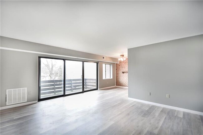 Foto del edificio - 1003 Sanlin Dr