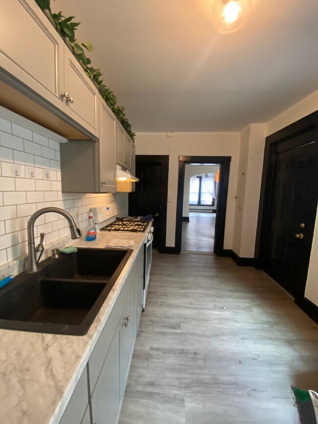 Modern Kitchen with upgraded lights, a 1/2 bathroom, double sink, tile backsplash - 20 Conestoga St