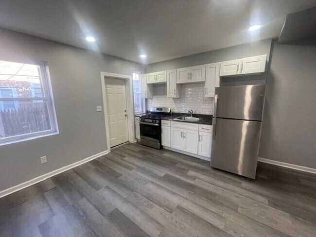 Foto del edificio - Newly Renovated 3 Bedroom Home Available F...