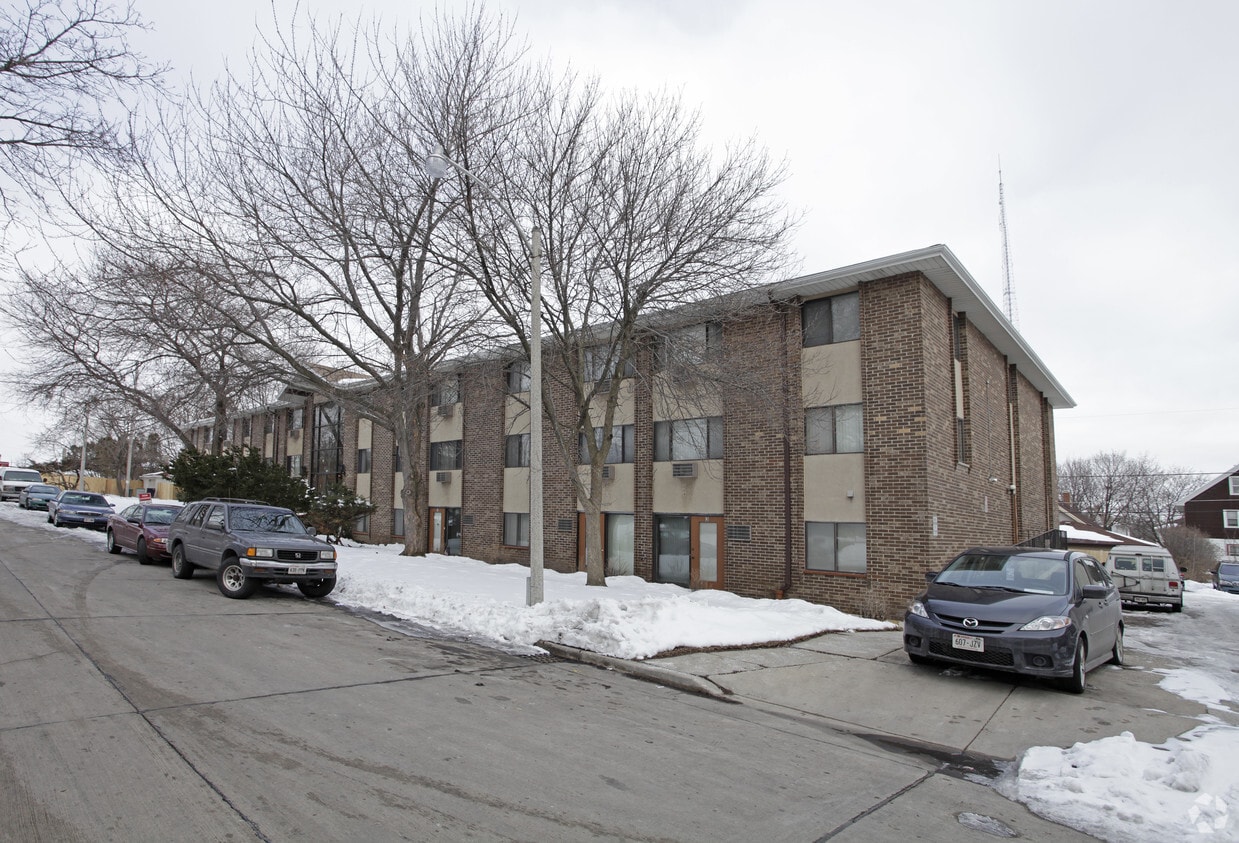 Singer Circle Apartments - Riverwest Terrace
