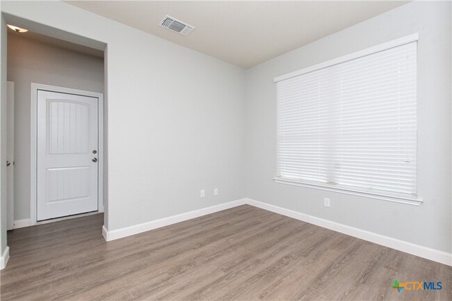 Foto del edificio - 5114 Dauphin Dr