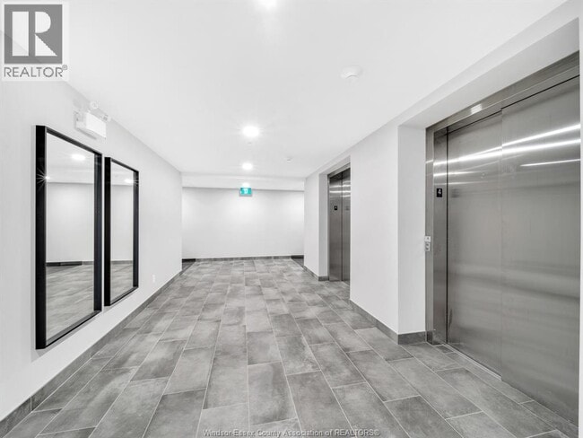 Photo du bâtiment - 2550 Sandwich W Pkwy