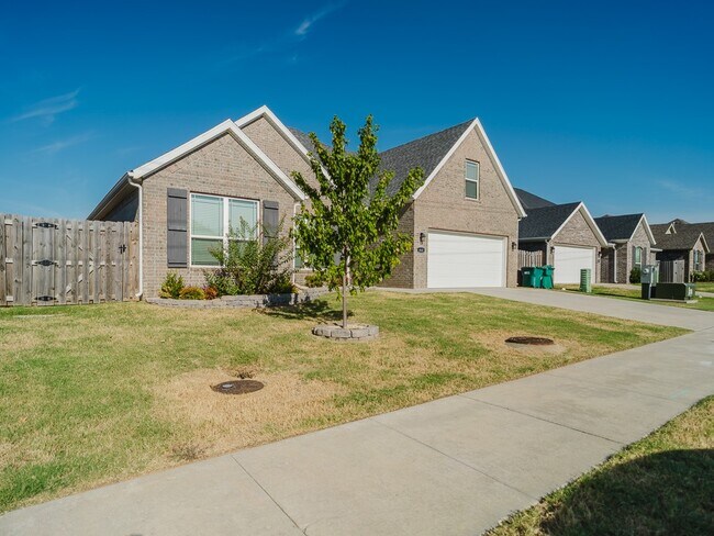 Building Photo - 460 Poplar Rd