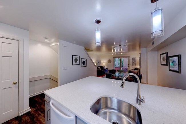 Foto del edificio - Excellent Wayland Square location!