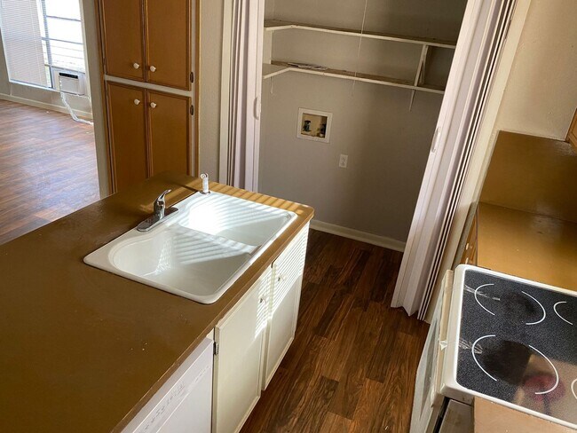 Building Photo - 7706 Gladys Ave